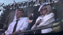 Kepala Negara Emmanuel Macron dan Istri Nonton Pertunjukan Musik BTS Hingga Paris, Pendukung Heboh
