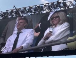 Kepala Negara Emmanuel Macron dan Istri Nonton Pertunjukan Musik BTS Hingga Paris, Pendukung Heboh
