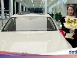 Bikin Iri! Karyawan Restoran Hotpot Dapat BMW Gratis Di Bosnya
