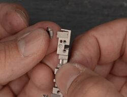 Engsel iPhone Duo Dituduh Picu Layar Retak, Pemasok Ogah Bertanggung Jawab