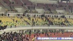 Sempat Tertunda, Kericuhan Berlanjut hingga Akhir Laga