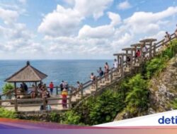 Akses Ekstrem Pantai Kelingking Bakal Dipermak, Tangga Rp 3,2 M Dibangun
