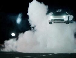 Cara Kerja Mobil Listrik Tesla Roadster Bisa Salto dan Terbang