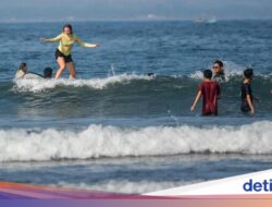 Wisatawan Asyik Selancar Ke Pantai Batukaras